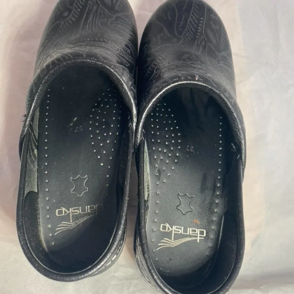 Dansko Clogs Black w/ Pattern - Sz 37 - Picture 2 of 10